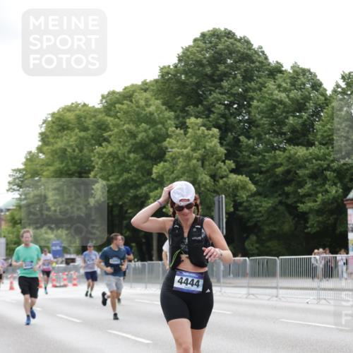 29.06.2025 - hella hamburg halbmarathon Jannik Wohlers http://msf.ph/oto/8193931 29.06.2025 10:24:28 Lombardsbrücke 1740, 2108, 2249, 3099, 3113, 4008, 4010, 4444, 5126, 6261, 9573, 10907, 11400, 11816, 11817, 14898, 15124, 15942, 17535, 17954, 18194, 18198 meine-sportfotos.de
