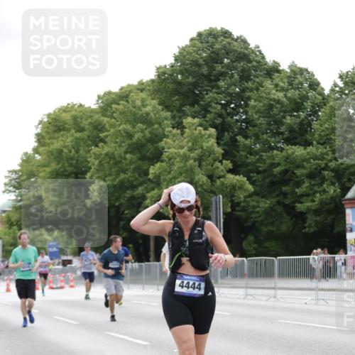 29.06.2025 - hella hamburg halbmarathon Jannik Wohlers http://msf.ph/oto/8193946 29.06.2025 10:24:28 Lombardsbrücke 1740, 2108, 2249, 3099, 3113, 4008, 4010, 4444, 5126, 6261, 9573, 10907, 11400, 11816, 11817, 14898, 15124, 15942, 17535, 17954, 18194, 18198 meine-sportfotos.de