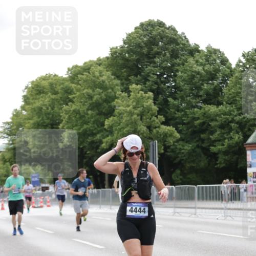 29.06.2025 - hella hamburg halbmarathon Jannik Wohlers http://msf.ph/oto/8193963 29.06.2025 10:24:28 Lombardsbrücke 1740, 2108, 2249, 3099, 3113, 4008, 4010, 4444, 5126, 6261, 9573, 10907, 11400, 11816, 11817, 14898, 15124, 15942, 17535, 17954, 18194, 18198 meine-sportfotos.de