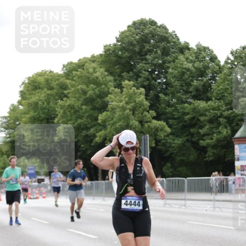 29.06.2025 - hella hamburg halbmarathon Jannik Wohlers http://msf.ph/oto/8193969 29.06.2025 10:24:29 Lombardsbrücke 1740, 2108, 2249, 3099, 4008, 4010, 4444, 5126, 9573, 11400, 11816, 11817, 14898, 15124, 15942, 17185, 17535, 17954, 18194, 18198 meine-sportfotos.de