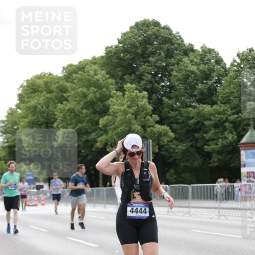 29.06.2025 - hella hamburg halbmarathon Jannik Wohlers http://msf.ph/oto/8193984 29.06.2025 10:24:29 Lombardsbrücke 1740, 2108, 2249, 3099, 4008, 4010, 4444, 5126, 9573, 11400, 11816, 11817, 14898, 15124, 15942, 17185, 17535, 17954, 18194, 18198 meine-sportfotos.de