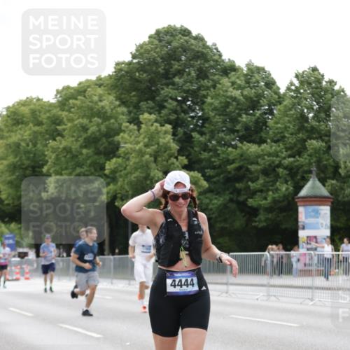 29.06.2025 - hella hamburg halbmarathon Jannik Wohlers http://msf.ph/oto/8194004 29.06.2025 10:24:29 Lombardsbrücke 1740, 2108, 2249, 3099, 4008, 4010, 4444, 5126, 9573, 11400, 11816, 11817, 14898, 15124, 15942, 17185, 17535, 17954, 18194, 18198 meine-sportfotos.de