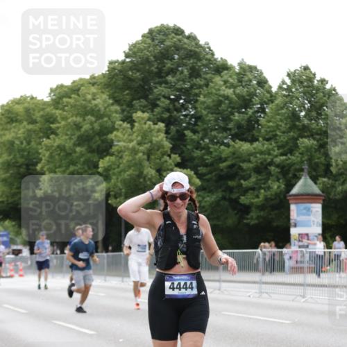 29.06.2025 - hella hamburg halbmarathon Jannik Wohlers http://msf.ph/oto/8194042 29.06.2025 10:24:29 Lombardsbrücke 1740, 2108, 2249, 3099, 4008, 4010, 4444, 5126, 9573, 11400, 11816, 11817, 14898, 15124, 15942, 17185, 17535, 17954, 18194, 18198 meine-sportfotos.de