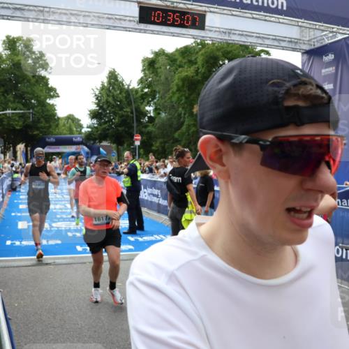 29.06.2025 - hella hamburg halbmarathon Zöllner http://msf.ph/oto/8194047 29.06.2025 10:35:06 Ziel 7972, 8901, 11559, 12044, 14069, 15391, 15902, 16177, 16963, 16964 meine-sportfotos.de