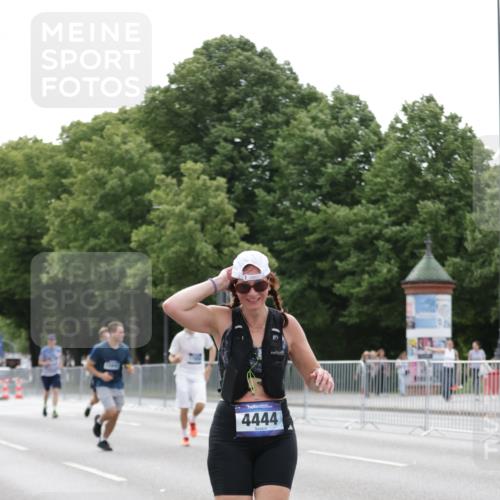 29.06.2025 - hella hamburg halbmarathon Jannik Wohlers http://msf.ph/oto/8194077 29.06.2025 10:24:29 Lombardsbrücke 1740, 2108, 2249, 3099, 4008, 4010, 4444, 5126, 9573, 11400, 11816, 11817, 14898, 15124, 15942, 17185, 17535, 17954, 18194, 18198 meine-sportfotos.de