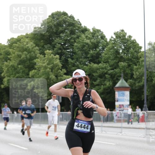29.06.2025 - hella hamburg halbmarathon Jannik Wohlers http://msf.ph/oto/8194172 29.06.2025 10:24:29 Lombardsbrücke 1740, 2108, 2249, 3099, 4008, 4010, 4444, 5126, 9573, 11400, 11816, 11817, 14898, 15124, 15942, 17185, 17535, 17954, 18194, 18198 meine-sportfotos.de