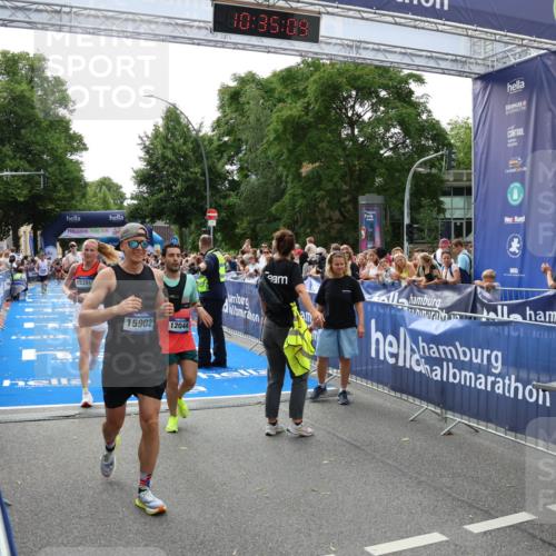 29.06.2025 - hella hamburg halbmarathon Zöllner http://msf.ph/oto/8194182 29.06.2025 10:35:07 Ziel 7972, 8901, 11559, 12044, 14069, 15391, 16963, 16964 meine-sportfotos.de