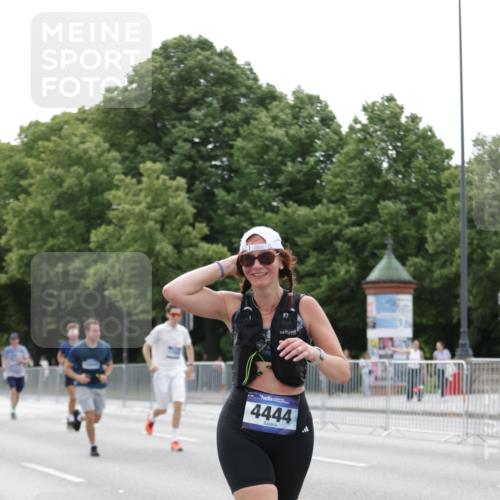 29.06.2025 - hella hamburg halbmarathon Jannik Wohlers http://msf.ph/oto/8194204 29.06.2025 10:24:29 Lombardsbrücke 1740, 2108, 2249, 3099, 4008, 4010, 4444, 5126, 9573, 11400, 11816, 11817, 14898, 15124, 15942, 17185, 17535, 17954, 18194, 18198 meine-sportfotos.de