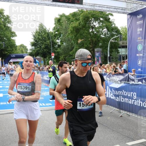29.06.2025 - hella hamburg halbmarathon Zöllner http://msf.ph/oto/8194228 29.06.2025 10:35:08 Ziel 7628, 7972, 8901, 11559, 14069, 16963, 16964, 17022 meine-sportfotos.de
