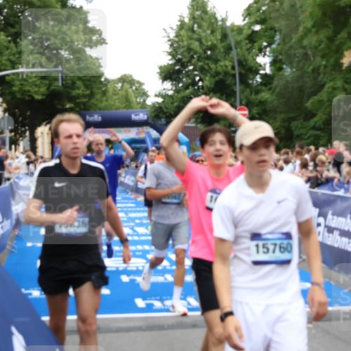 29.06.2025 - hella hamburg halbmarathon Zöllner http://msf.ph/oto/8194240 29.06.2025 10:45:24 Ziel 1697, 2188, 2367, 2470, 3186, 5706, 9105, 10064, 11469, 14703, 15563, 15741, 17499, 18407 meine-sportfotos.de