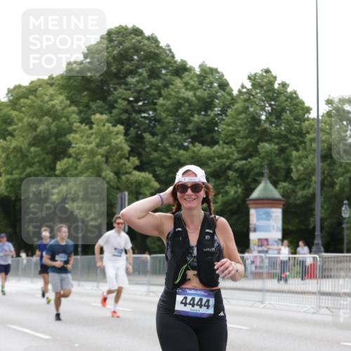 29.06.2025 - hella hamburg halbmarathon Jannik Wohlers http://msf.ph/oto/8194247 29.06.2025 10:24:29 Lombardsbrücke 1740, 2108, 2249, 3099, 4008, 4010, 4444, 5126, 9573, 11400, 11816, 11817, 14898, 15124, 15942, 17185, 17535, 17954, 18194, 18198 meine-sportfotos.de