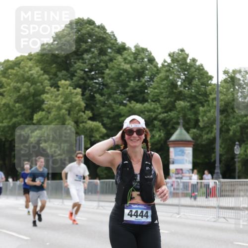 29.06.2025 - hella hamburg halbmarathon Jannik Wohlers http://msf.ph/oto/8194302 29.06.2025 10:24:29 Lombardsbrücke 1740, 2108, 2249, 3099, 4008, 4010, 4444, 5126, 9573, 11400, 11816, 11817, 14898, 15124, 15942, 17185, 17535, 17954, 18194, 18198 meine-sportfotos.de