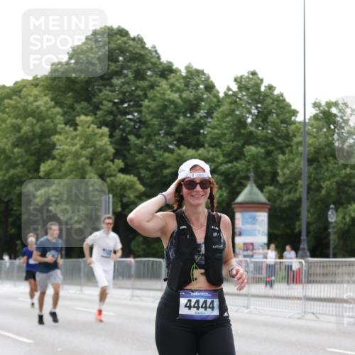 29.06.2025 - hella hamburg halbmarathon Jannik Wohlers http://msf.ph/oto/8194344 29.06.2025 10:24:29 Lombardsbrücke 1740, 2108, 2249, 3099, 4008, 4010, 4444, 5126, 9573, 11400, 11816, 11817, 14898, 15124, 15942, 17185, 17535, 17954, 18194, 18198 meine-sportfotos.de
