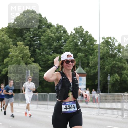 29.06.2025 - hella hamburg halbmarathon Jannik Wohlers http://msf.ph/oto/8194413 29.06.2025 10:24:29 Lombardsbrücke 1740, 2108, 2249, 3099, 4008, 4010, 4444, 5126, 9573, 11400, 11816, 11817, 14898, 15124, 15942, 17185, 17535, 17954, 18194, 18198 meine-sportfotos.de