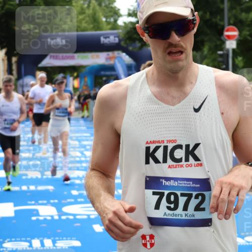 29.06.2025 - hella hamburg halbmarathon Zöllner http://msf.ph/oto/8194473 29.06.2025 10:35:12 Ziel 4740, 7628, 8901, 11559, 14069, 15415, 16963, 16964, 17022 meine-sportfotos.de