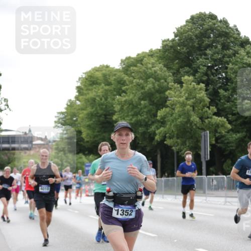 29.06.2025 - hella hamburg halbmarathon Jannik Wohlers http://msf.ph/oto/8194489 29.06.2025 10:24:31 Lombardsbrücke 1740, 2108, 2249, 4008, 4010, 4444, 5126, 7778, 9573, 11400, 11816, 11817, 14898, 15124, 15153, 15942, 17185, 17535, 17954, 18194, 18198 meine-sportfotos.de