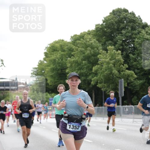 29.06.2025 - hella hamburg halbmarathon Jannik Wohlers http://msf.ph/oto/8194496 29.06.2025 10:24:31 Lombardsbrücke 1740, 2108, 2249, 4008, 4010, 4444, 5126, 7778, 9573, 11400, 11816, 11817, 14898, 15124, 15153, 15942, 17185, 17535, 17954, 18194, 18198 meine-sportfotos.de