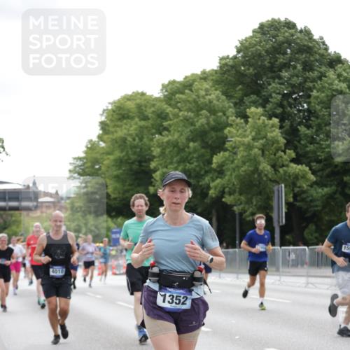 29.06.2025 - hella hamburg halbmarathon Jannik Wohlers http://msf.ph/oto/8194507 29.06.2025 10:24:31 Lombardsbrücke 1740, 2108, 2249, 4008, 4010, 4444, 5126, 7778, 9573, 11400, 11816, 11817, 14898, 15124, 15153, 15942, 17185, 17535, 17954, 18194, 18198 meine-sportfotos.de