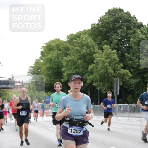 29.06.2025 - hella hamburg halbmarathon Jannik Wohlers http://msf.ph/oto/8194518 29.06.2025 10:24:31 Lombardsbrücke 1740, 2108, 2249, 4008, 4010, 4444, 5126, 7778, 9573, 11400, 11816, 11817, 14898, 15124, 15153, 15942, 17185, 17535, 17954, 18194, 18198 meine-sportfotos.de
