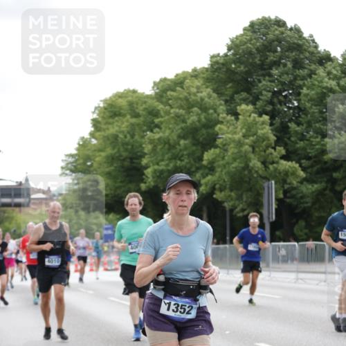 29.06.2025 - hella hamburg halbmarathon Jannik Wohlers http://msf.ph/oto/8194534 29.06.2025 10:24:31 Lombardsbrücke 1740, 2108, 2249, 4008, 4010, 4444, 5126, 7778, 9573, 11400, 11816, 11817, 14898, 15124, 15153, 15942, 17185, 17535, 17954, 18194, 18198 meine-sportfotos.de