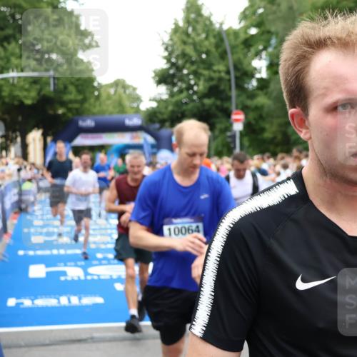 29.06.2025 - hella hamburg halbmarathon Zöllner http://msf.ph/oto/8194536 29.06.2025 10:45:27 Ziel 1697, 2367, 2470, 3186, 5706, 9105, 11469, 12277, 12643, 14703, 17499, 18407, 18638 meine-sportfotos.de