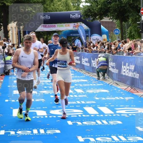 29.06.2025 - hella hamburg halbmarathon Zöllner http://msf.ph/oto/8194552 29.06.2025 10:35:13 Ziel 4740, 7628, 11559, 14069, 15415, 16963, 16964, 17022 meine-sportfotos.de