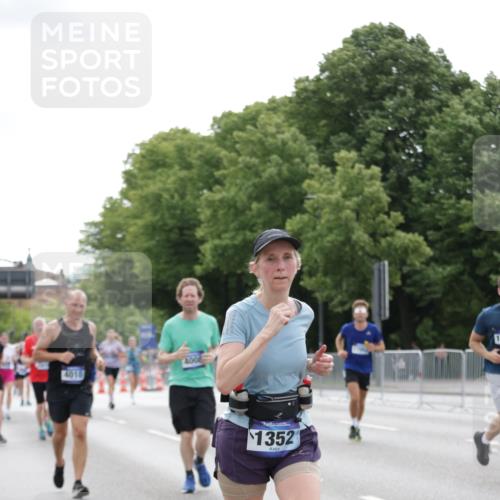 29.06.2025 - hella hamburg halbmarathon Jannik Wohlers http://msf.ph/oto/8194554 29.06.2025 10:24:31 Lombardsbrücke 1740, 2108, 2249, 4008, 4010, 4444, 5126, 7778, 9573, 11400, 11816, 11817, 14898, 15124, 15153, 15942, 17185, 17535, 17954, 18194, 18198 meine-sportfotos.de