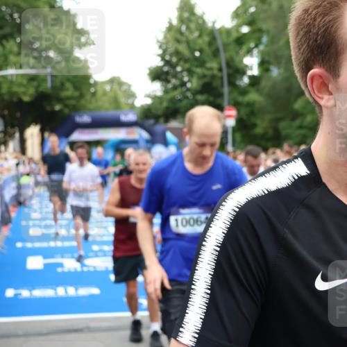 29.06.2025 - hella hamburg halbmarathon Zöllner http://msf.ph/oto/8194593 29.06.2025 10:45:27 Ziel 1697, 2367, 2470, 3186, 5706, 9105, 11469, 12277, 12643, 14703, 17499, 18407, 18638 meine-sportfotos.de