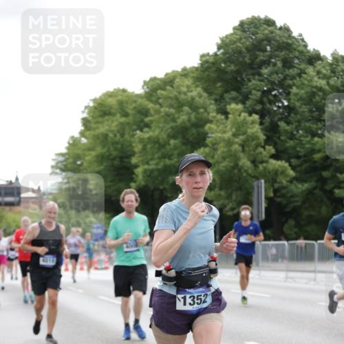 29.06.2025 - hella hamburg halbmarathon Jannik Wohlers http://msf.ph/oto/8194606 29.06.2025 10:24:32 Lombardsbrücke 1740, 2108, 2249, 4008, 4010, 4444, 5126, 7778, 9573, 11400, 11816, 11817, 14649, 14898, 15124, 15153, 15942, 17185, 17535, 17954, 18194, 18198 meine-sportfotos.de