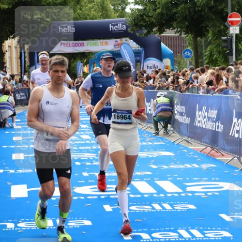 29.06.2025 - hella hamburg halbmarathon Zöllner http://msf.ph/oto/8194609 29.06.2025 10:35:14 Ziel 4740, 7628, 11559, 12514, 14069, 15415, 16964, 17022 meine-sportfotos.de