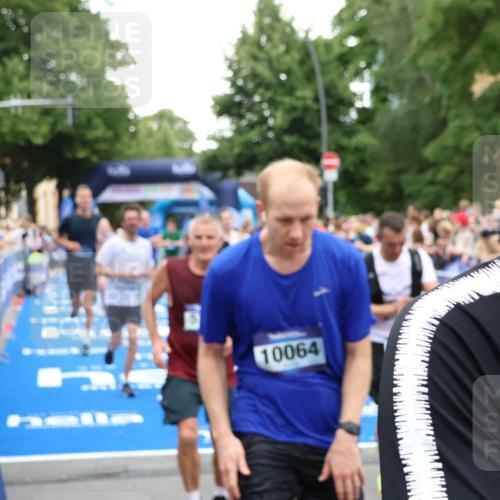 29.06.2025 - hella hamburg halbmarathon Zöllner http://msf.ph/oto/8194611 29.06.2025 10:45:28 Ziel 1697, 2367, 2470, 3186, 5706, 9105, 11469, 12277, 12643, 14703, 16725, 17499, 18407, 18638 meine-sportfotos.de