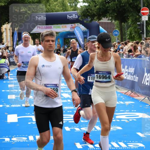 29.06.2025 - hella hamburg halbmarathon Zöllner http://msf.ph/oto/8194714 29.06.2025 10:35:14 Ziel 4740, 7628, 11559, 12514, 14069, 15415, 16964, 17022 meine-sportfotos.de
