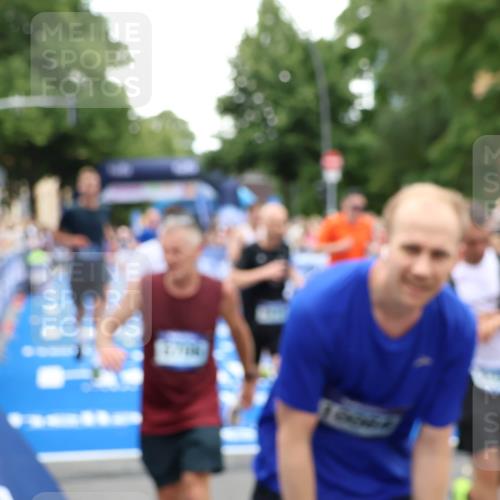 29.06.2025 - hella hamburg halbmarathon Zöllner http://msf.ph/oto/8194720 29.06.2025 10:45:28 Ziel 1697, 2367, 2470, 3186, 5706, 9105, 11469, 12277, 12643, 14703, 16725, 17499, 18407, 18638 meine-sportfotos.de