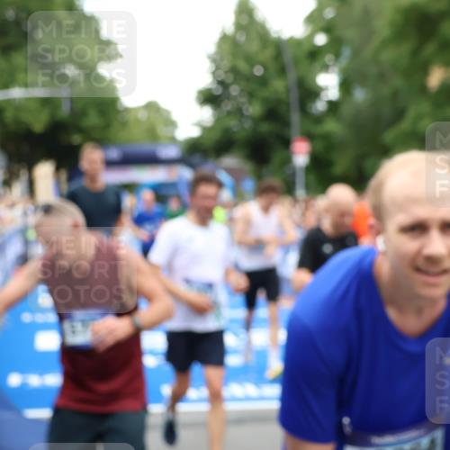 29.06.2025 - hella hamburg halbmarathon Zöllner http://msf.ph/oto/8194740 29.06.2025 10:45:29 Ziel 1697, 2367, 2470, 3186, 11469, 12277, 12643, 14703, 16725, 17499, 18407, 18638 meine-sportfotos.de