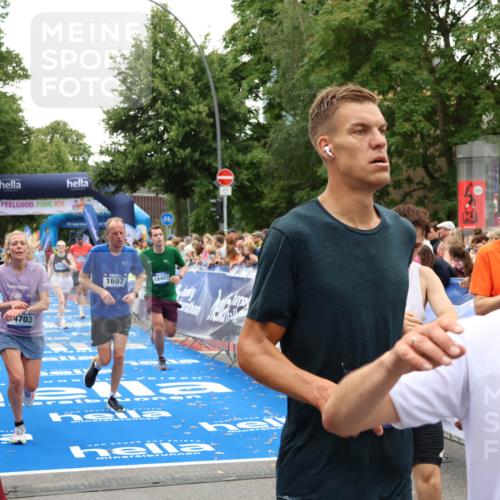 29.06.2025 - hella hamburg halbmarathon Zöllner http://msf.ph/oto/8194777 29.06.2025 10:45:31 Ziel 1697, 2415, 6831, 12277, 12643, 14062, 14703, 16725, 18407, 18638 meine-sportfotos.de