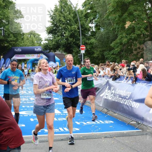 29.06.2025 - hella hamburg halbmarathon Zöllner http://msf.ph/oto/8194798 29.06.2025 10:45:32 Ziel 1697, 2138, 2415, 6831, 8374, 12277, 12643, 14062, 14703, 16725, 18407, 18638 meine-sportfotos.de