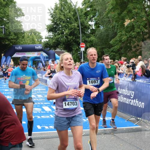 29.06.2025 - hella hamburg halbmarathon Zöllner http://msf.ph/oto/8194827 29.06.2025 10:45:32 Ziel 1697, 2138, 2415, 6831, 8374, 12277, 12643, 14062, 14703, 16725, 18407, 18638 meine-sportfotos.de