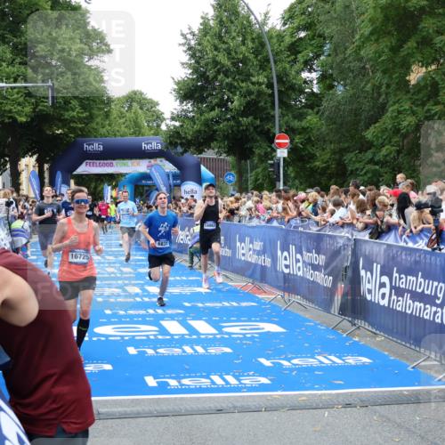 29.06.2025 - hella hamburg halbmarathon Zöllner http://msf.ph/oto/8195100 29.06.2025 10:45:36 Ziel 2138, 2415, 5623, 6831, 8374, 8668, 11291, 11495, 12154, 14062, 15666, 16725, 18878 meine-sportfotos.de
