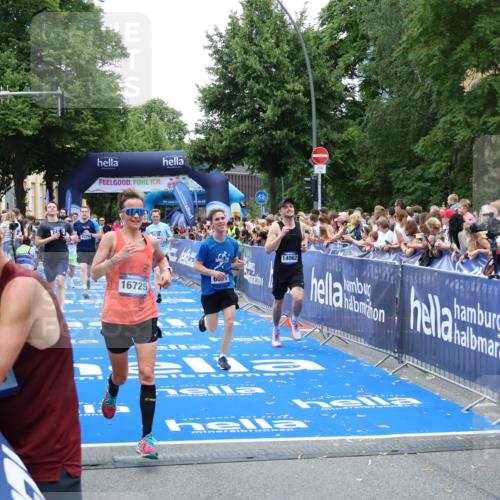 29.06.2025 - hella hamburg halbmarathon Zöllner http://msf.ph/oto/8195167 29.06.2025 10:45:37 Ziel 2138, 2415, 5623, 6831, 8374, 8668, 11291, 11495, 12154, 14062, 15666, 16725, 18862, 18878 meine-sportfotos.de