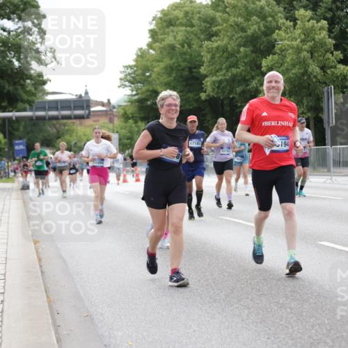 29.06.2025 - hella hamburg halbmarathon Jannik Wohlers http://msf.ph/oto/8195252 29.06.2025 10:24:36 Lombardsbrücke 1740, 2000, 2108, 2249, 3920, 4008, 4010, 4444, 5126, 7778, 8083, 9573, 11400, 11921, 14649, 15124, 15153, 15679, 15942, 17185, 17954, 18194, 18198 meine-sportfotos.de