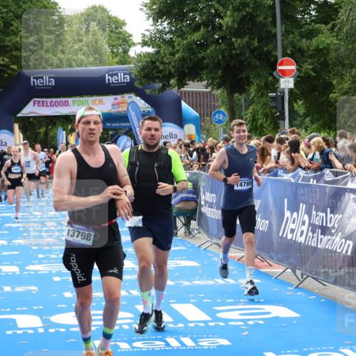 29.06.2025 - hella hamburg halbmarathon Zöllner http://msf.ph/oto/8195299 29.06.2025 10:35:25 Ziel 4944, 10877, 11898, 13798, 14789, 15390, 15701, 15773, 15931 meine-sportfotos.de