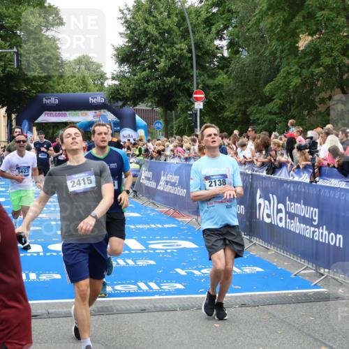 29.06.2025 - hella hamburg halbmarathon Zöllner http://msf.ph/oto/8195374 29.06.2025 10:45:41 Ziel 2138, 5623, 6071, 6711, 8374, 8668, 11291, 11495, 12154, 14764, 15666, 17674, 18862, 18878 meine-sportfotos.de