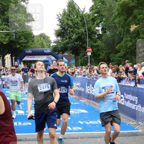 29.06.2025 - hella hamburg halbmarathon Zöllner http://msf.ph/oto/8195426 29.06.2025 10:45:41 Ziel 2138, 5623, 6071, 6711, 8374, 8668, 11291, 11495, 12154, 14764, 15666, 17674, 18862, 18878 meine-sportfotos.de