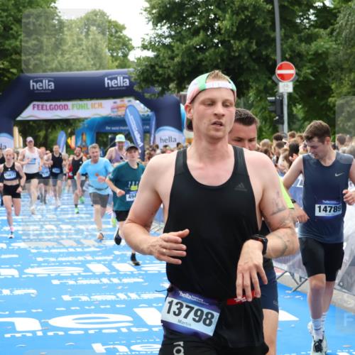 29.06.2025 - hella hamburg halbmarathon Zöllner http://msf.ph/oto/8195434 29.06.2025 10:35:26 Ziel 4944, 10877, 11898, 13798, 14789, 15390, 15701, 15773, 15931, 15959 meine-sportfotos.de