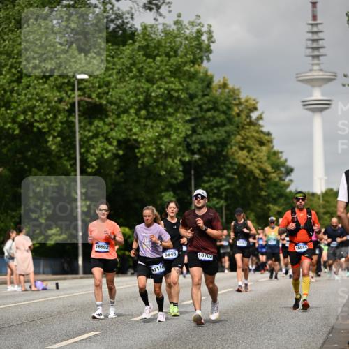 29.06.2025 - hella hamburg halbmarathon Dr. Thomas Lammeyer http://msf.ph/oto/8195456 29.06.2025 10:11:23 Kennedybrücke 4262, 4502, 5287, 5807, 5845, 5926, 6517, 6833, 7503, 8585, 10283, 10700, 10703, 11114, 11394 meine-sportfotos.de