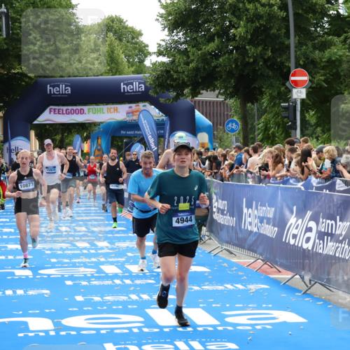 29.06.2025 - hella hamburg halbmarathon Zöllner http://msf.ph/oto/8195606 29.06.2025 10:35:27 Ziel 1889, 4050, 4944, 10771, 10877, 11898, 14789, 15390, 15701, 15931, 15959, 16811 meine-sportfotos.de