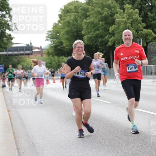 29.06.2025 - hella hamburg halbmarathon Jannik Wohlers http://msf.ph/oto/8195607 29.06.2025 10:24:37 Lombardsbrücke 1740, 2000, 2108, 2249, 3920, 4008, 4010, 4444, 5126, 7778, 8083, 9573, 11400, 11921, 14649, 15153, 15679, 15942, 17185, 17954, 18194, 18198 meine-sportfotos.de