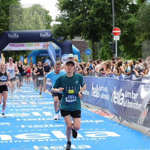 29.06.2025 - hella hamburg halbmarathon Zöllner http://msf.ph/oto/8195653 29.06.2025 10:35:27 Ziel 1889, 4050, 4944, 10771, 10877, 11898, 14789, 15390, 15701, 15931, 15959, 16811 meine-sportfotos.de