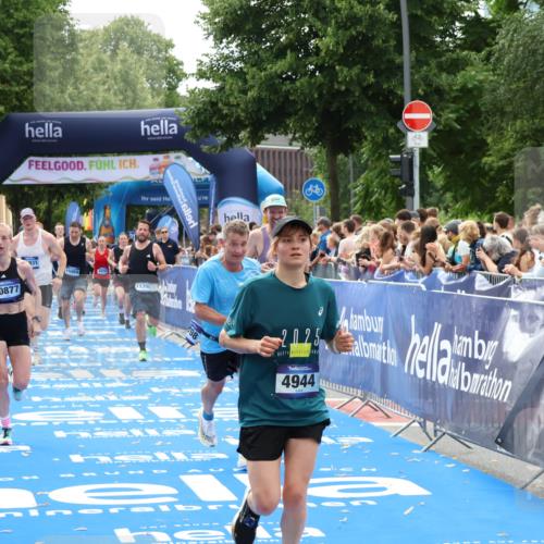 29.06.2025 - hella hamburg halbmarathon Zöllner http://msf.ph/oto/8195701 29.06.2025 10:35:28 Ziel 1889, 4050, 4944, 10771, 10877, 11898, 15390, 15701, 15931, 15959, 16811, 19022 meine-sportfotos.de