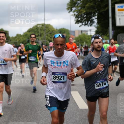 29.06.2025 - hella hamburg halbmarathon Yannick Fuchs http://msf.ph/oto/8195713 29.06.2025 10:44:18 20KM 1119, 1216, 1321, 1399, 1630, 2020, 2234, 2788, 3296, 3414, 3852, 3947, 4127, 4247, 4933, 5447, 5894, 6125, 6282, 8153, 8313, 8576, 8657, 8689, 8899, 8921, 9031, 9303, 10371, 10480, 10750, 11455, 11975, 12203, 12235, 12527, 12733, 13225, 13282, 13463, 13609, 13758, 13812, 14562, 14794, 15620, 15950, 16000, 16242, 16403, 16732, 16806, 16887, 17247, 17282, 17319, 18228, 18229, 18451, 18499, 18657, 18658, 18811, 18884 meine-sportfotos.de